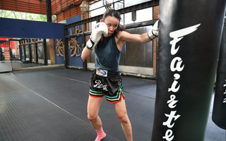 How to Build a Boxing Bag Routine That Mimics a Real Muay Thai Fight